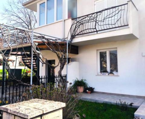 Nagyszerű ház 3 lakóegységgel, mindössze 500 méterre a tengertől Rovinjban - pic 4