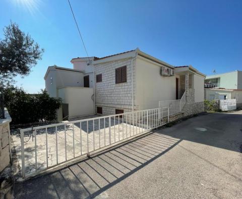 Wunderschönes Haus in der Gegend von Trogir, 2. Reihe zum Meer - foto 7