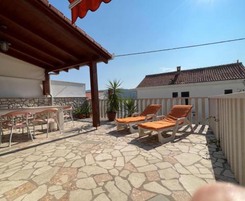 Nádherný dům v oblasti Trogir, 2d řada k moři - pic 27