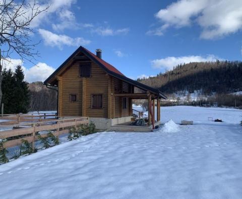 Immeuble neuf avec un grand jardin à Fuzine 