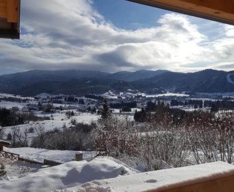 Maison de rêve nouvellement construite avec une vue impressionnante et jacuzzi à Mrkopalj 