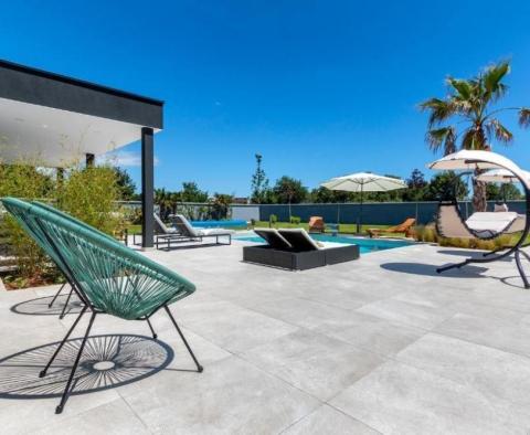 Moderní vila s bazénem v oblasti Sisan-Liznjan - pic 6