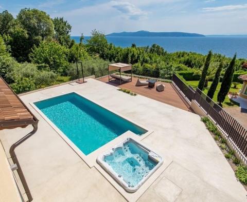 Neu erbaute mediterrane Villa auf einer hohen Klippe, erste Reihe zum Meer 
