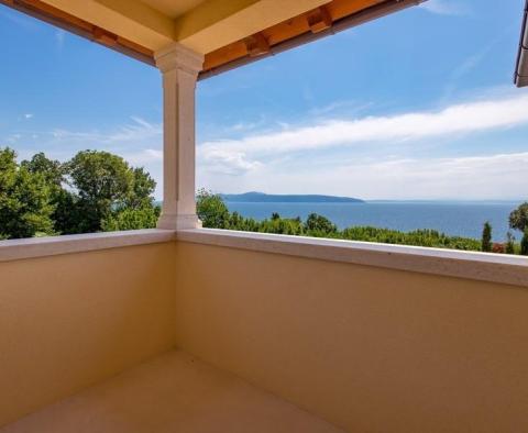 Villa méditerranéenne nouvellement construite sur une haute falaise, première rangée de la mer - pic 52
