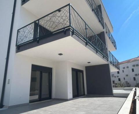 Apartment with garden in a new modern residence on Ciovo, Trogir 
