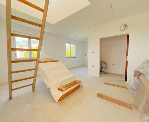 Csúcsminőségű, bútorozható apartman panorámás kilátással és közel a tengerhez Lovranban - pic 7