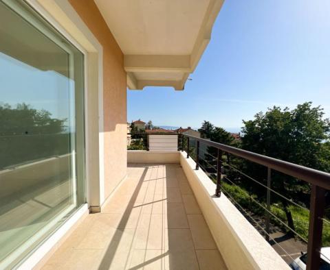 Csúcsminőségű, bútorozható apartman panorámás kilátással és közel a tengerhez Lovranban - pic 16