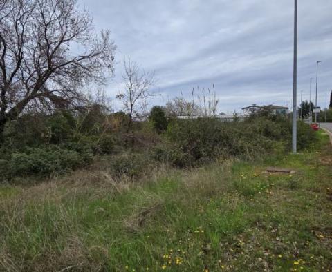 Stavební pozemek v Poreči, 2 km od moře 