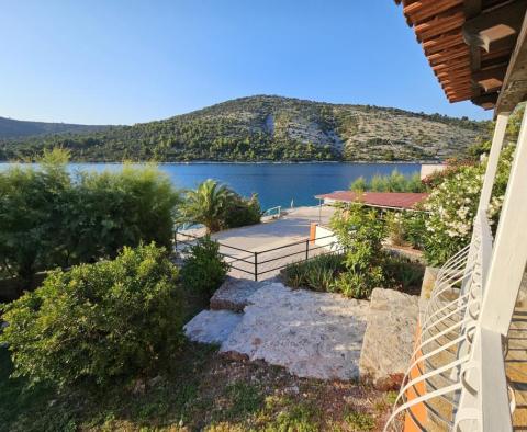 Rare property on the 1st line to the sea with mooring for a boat in Vinisce, Trogir - pic 3