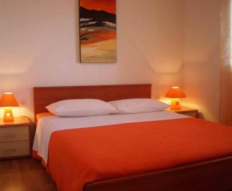 Apartmánový dům přímo u moře, na první linii v Dugi Rat, Omišská riviéra - s 5 ubytovacími jednotkami - pic 8