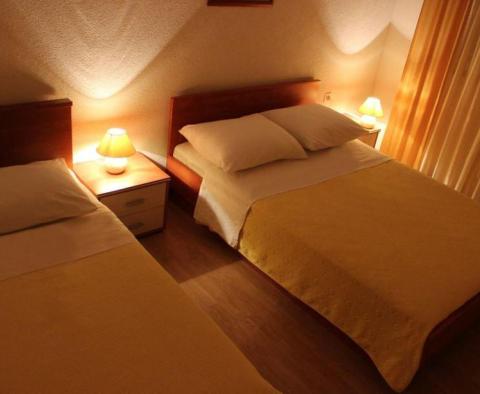 Apartmánový dům přímo u moře, na první linii v Dugi Rat, Omišská riviéra - s 5 ubytovacími jednotkami - pic 12