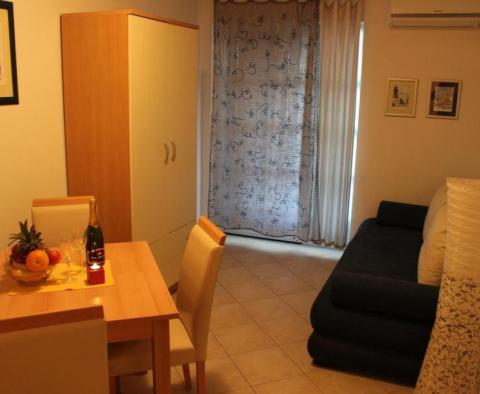 Apartmánový dům přímo u moře, na první linii v Dugi Rat, Omišská riviéra - s 5 ubytovacími jednotkami - pic 14