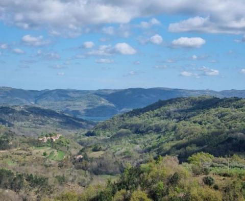 Fantastická nemovitost v Buzetu se 4 obytnými budovami a jednou obchodně-obytnou budovou, otevřený výhled na přírodu a jezero - pic 2