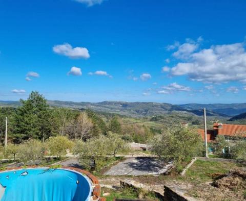 Fantastická nemovitost v Buzetu se 4 obytnými budovami a jednou obchodně-obytnou budovou, otevřený výhled na přírodu a jezero - pic 32