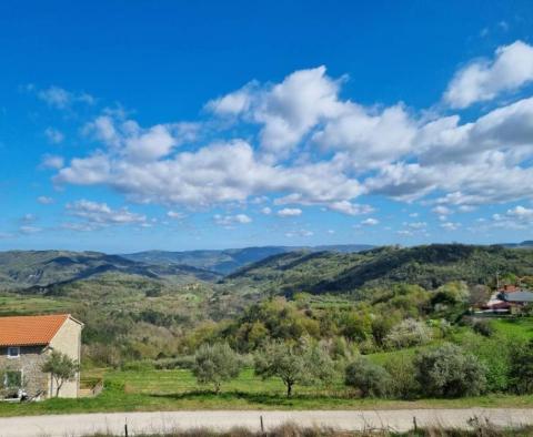 Fantastická nemovitost v Buzetu se 4 obytnými budovami a jednou obchodně-obytnou budovou, otevřený výhled na přírodu a jezero - pic 40