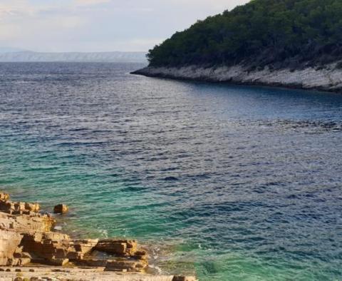 Terrain constructible sur l'île de Korcula à Vela Luka -1ère rangée de la mer 