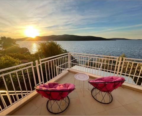 Luxuriöse neue Wohnung in der 1. Reihe zum Meer in der Gegend von Trogir 