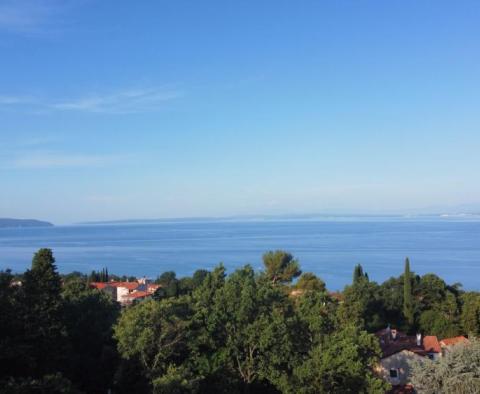 Grundstück mit Meerblick und Projekt für 3 Wohnungen in Opatija, Gegend Opric 