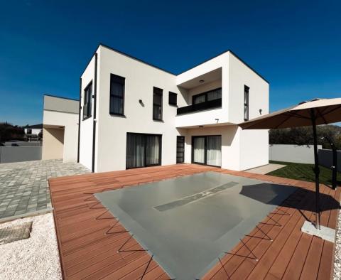 Maison jumelée moderne avec piscine près de la mer et du port de plaisance à Pomer, Medulin 