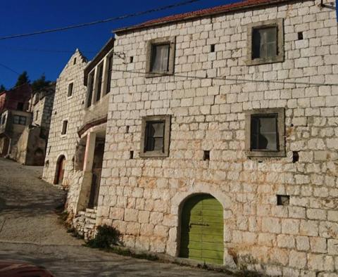 House for renovation on Omis riviera, 500m from the sea - pic 2