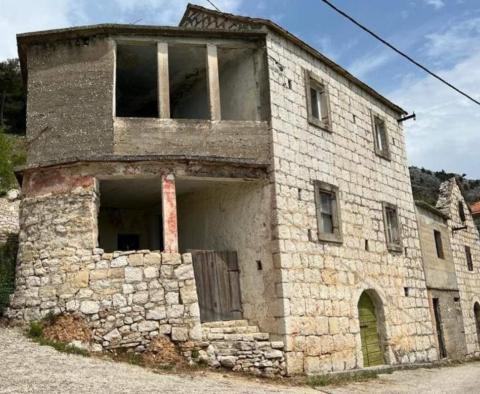 House for renovation on Omis riviera, 500m from the sea - pic 7