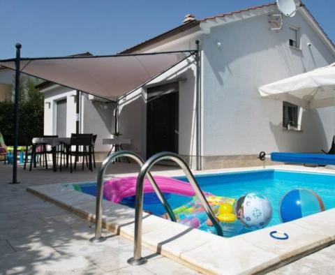 Cheap villa with swimming pool in Marčana - pic 2