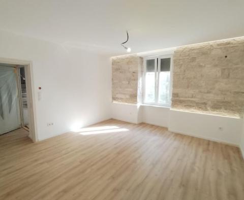 Appartement rénové de 2 chambres dans un emplacement TOP à Stoja 