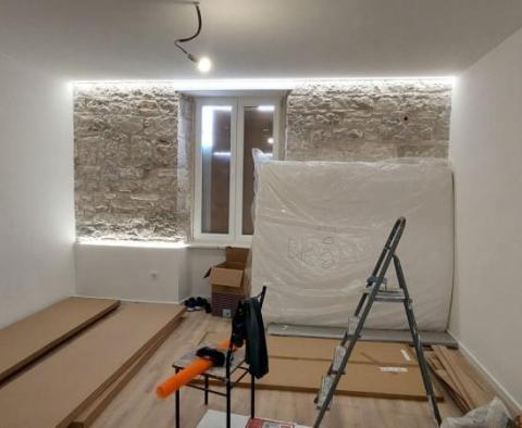 Appartement rénové de 2 chambres dans un emplacement TOP à Stoja - pic 2