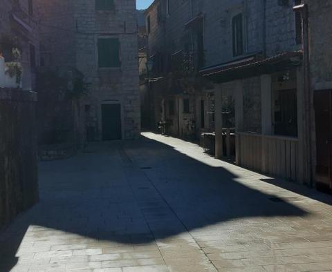 Zrekonstruovaný kamenný dům v centru města Stari Grad na ostrově Hvar, pouhých 30 metrů od moře - pic 16
