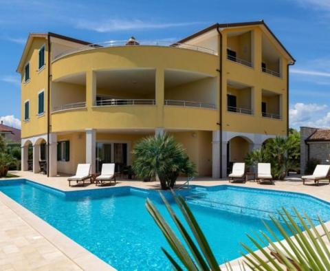 Hotel s 11 pokoji, s bazénem, v Rovinjsko Selo, nedaleko super oblíbené Rovinje - pic 2