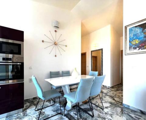 Nagyszerű 3 hálószobás penthouse Ciovo városában, Trogirban, 100 méterre a tengertől - pic 12