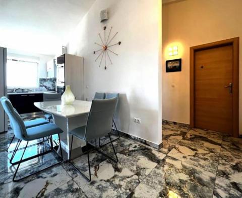 Nagyszerű 3 hálószobás penthouse Ciovo városában, Trogirban, 100 méterre a tengertől - pic 15