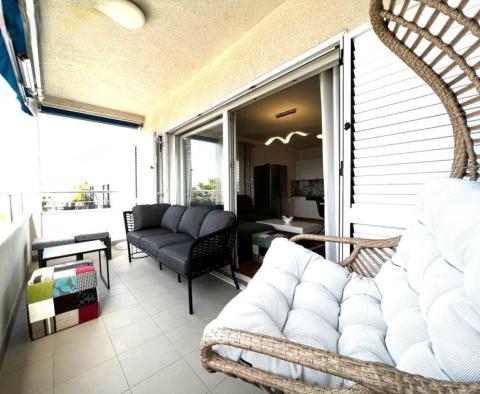 Dvoupokojový apartmán s nádherným otevřeným výhledem na moře na poloostrově Čiovo, 80 m od pláže - pic 4