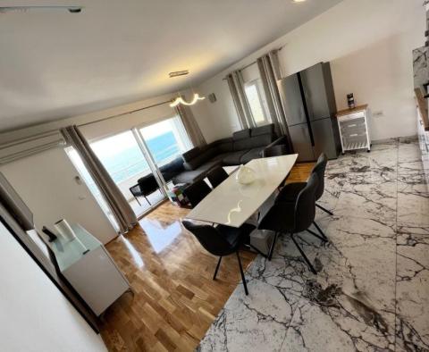 Dvoupokojový apartmán s nádherným otevřeným výhledem na moře na poloostrově Čiovo, 80 m od pláže - pic 11