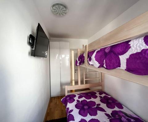 Appartement de deux chambres avec magnifique vue mer dégagée sur la péninsule de Ciovo, à 80 m de la plage - pic 20