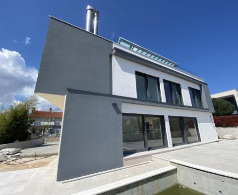 Super-villa flambant neuve à Rovinj, avec piscine 