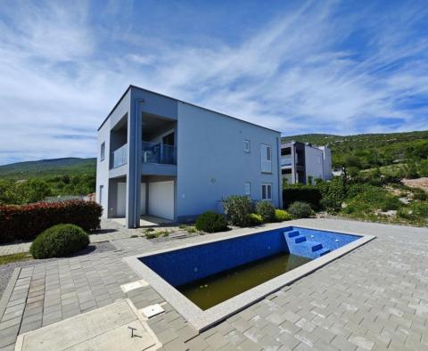 Apartmán 200 metrů od moře v Smokvica Krmpotska, Novi Vinodolski, v rezidenci s bazénem 