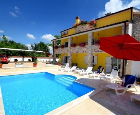 Světlá nemovitost v oblasti Poreč s bazénem a 4 apartmány - pic 4