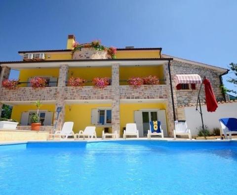 Světlá nemovitost v oblasti Poreč s bazénem a 4 apartmány - pic 6