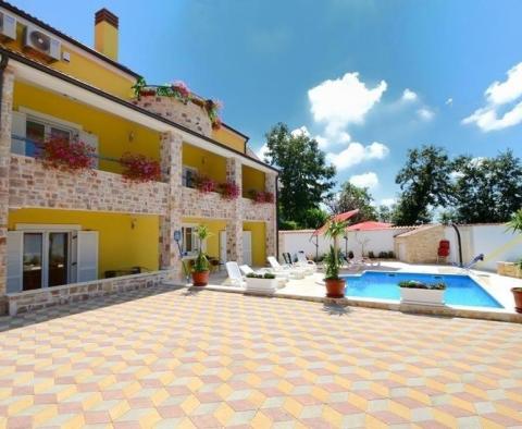 Světlá nemovitost v oblasti Poreč s bazénem a 4 apartmány - pic 7