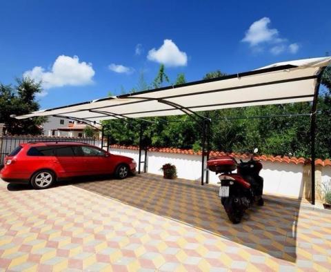 Světlá nemovitost v oblasti Poreč s bazénem a 4 apartmány - pic 9