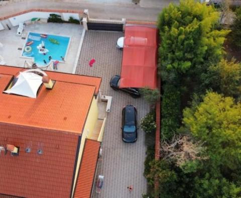Světlá nemovitost v oblasti Poreč s bazénem a 4 apartmány - pic 14
