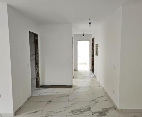 Byt se 2 ložnicemi + koupelna v 1. patře novostavby v Soline, Krk - pic 9