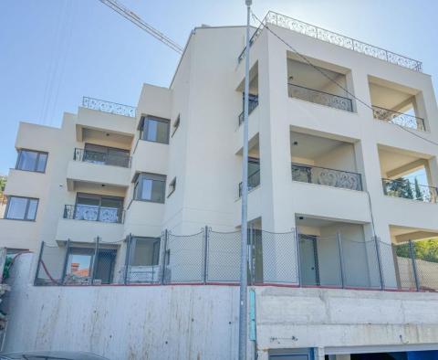 Apartmán se zahradou v novostavbě v centru Opatije s garáží, výhled na moře 