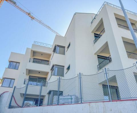 Apartmán se zahradou v novostavbě v centru Opatije s garáží, výhled na moře - pic 7