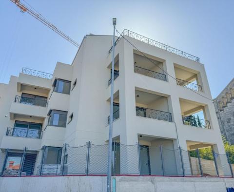 Apartmán se zahradou v novostavbě v centru Opatije s garáží, výhled na moře - pic 10