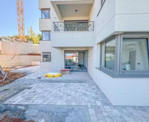 Apartmán se zahradou v novostavbě v centru Opatije s garáží, výhled na moře - pic 14