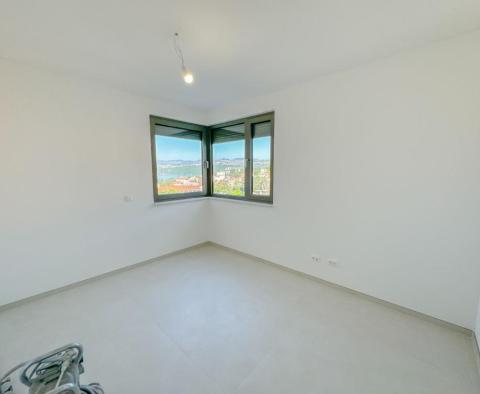 Apartment with a garden in a new building in the center of Opatija with a garage, sea view - pic 15