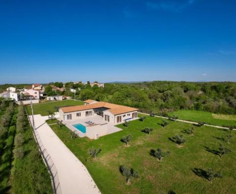 Schöne moderne Villa in Valtura-Liznjan mit einem halben Hektar Land - foto 40
