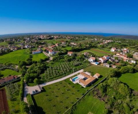 Schöne moderne Villa in Valtura-Liznjan mit einem halben Hektar Land - foto 5